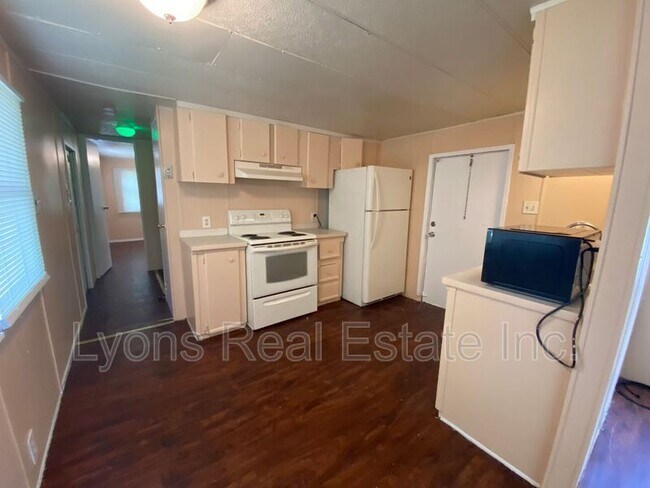 Building Photo - 2211 Cantor Ln