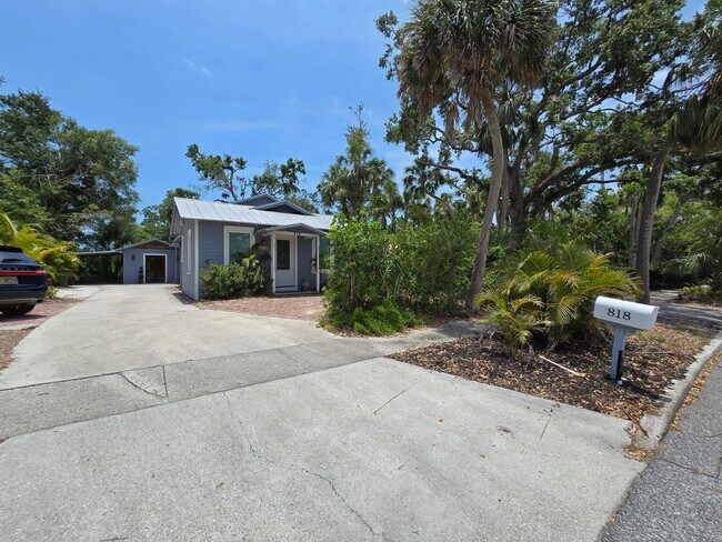 Building Photo - 818 Windsor Dr