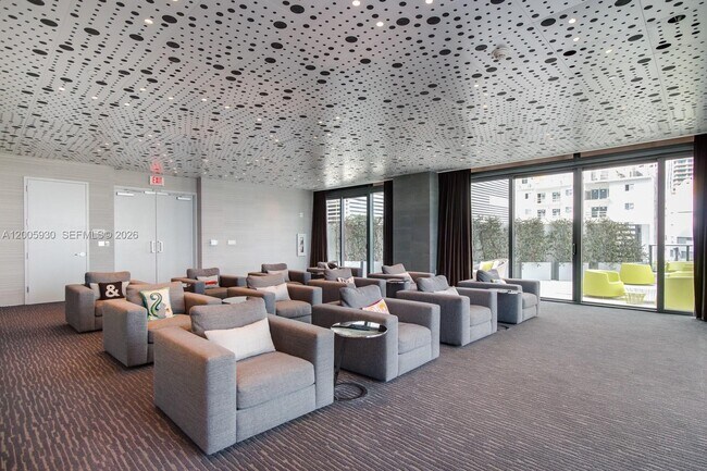 Building Photo - 460 NE 28th St