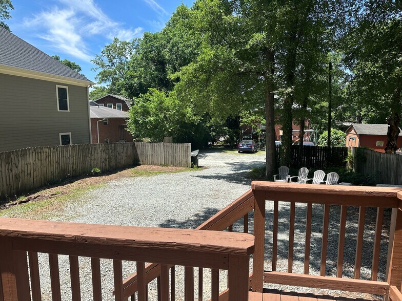 Back parking - 805 Onslow St