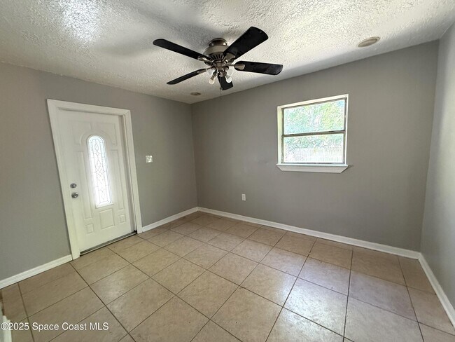 Building Photo - 415 S Robbins Ave