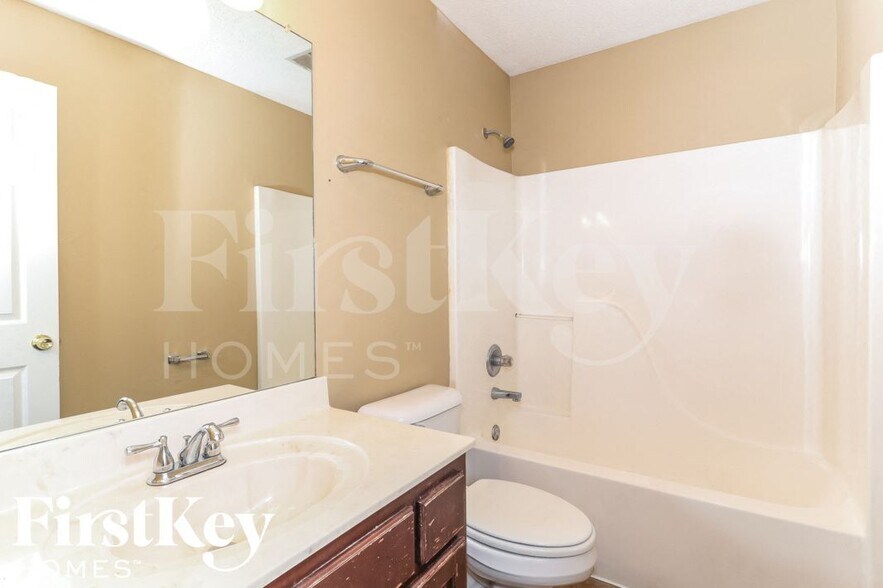 Building Photo - 9920 Calderdale Dr