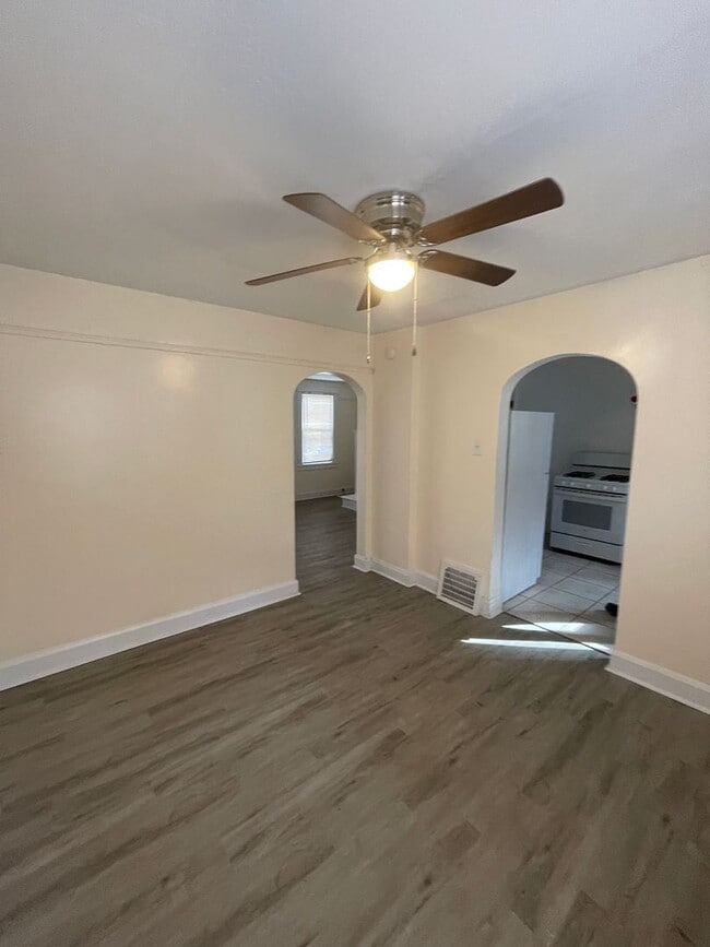 Building Photo - 825 N 6th St