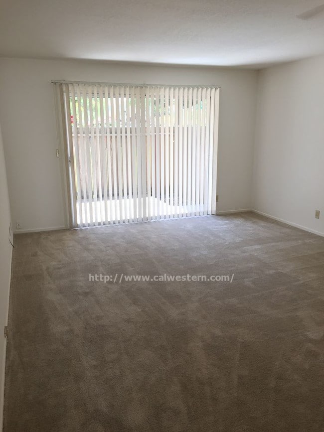 Building Photo - 2 bedroom Townhouse Apartments Available