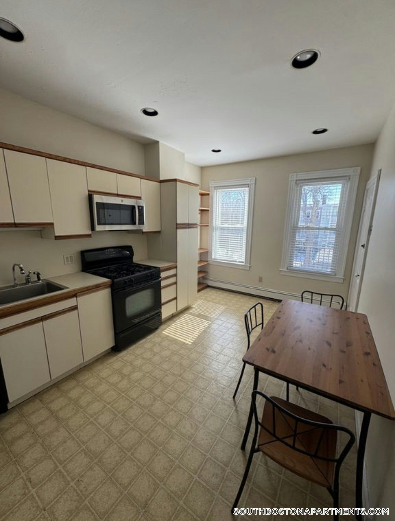 Building Photo - 883 E 4th St