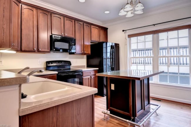 Building Photo - Charming All-Brick Townhome in the Heart o...