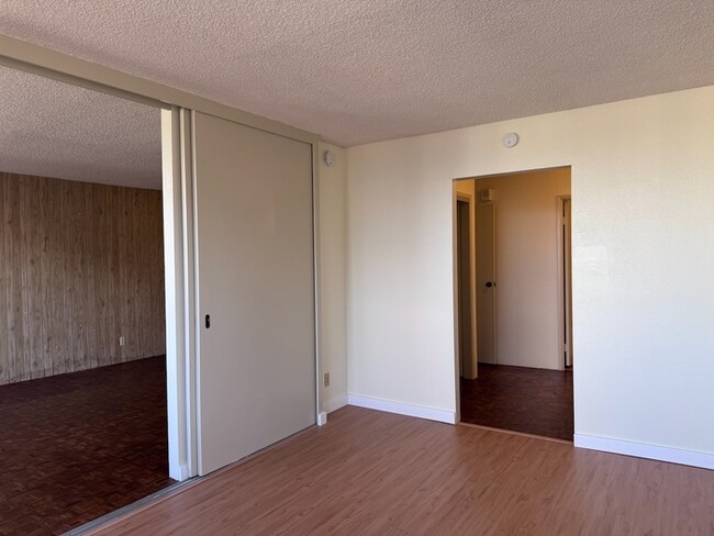 Building Photo - 1 Bed/1 Beth/1 Parking Close to Downtown H...