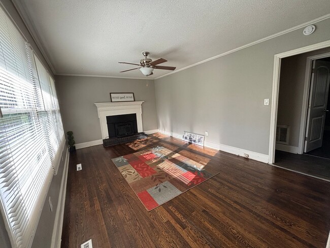 Building Photo - Coming Soon! 3 bedroom 1 bathroom house !