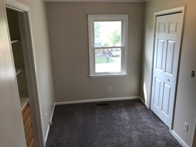 Building Photo - 3 Bedroom Brick Home - Move in Ready