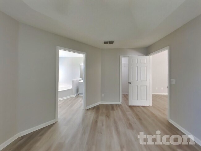 Building Photo - 1020 Woodbridge Hollow N