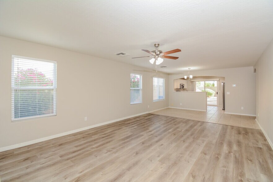 Building Photo - 15438 W Mercer Ln