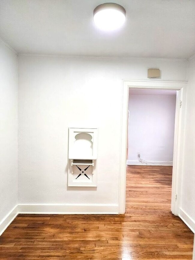 Building Photo - Remodeled 1 BED 1 BATH DUPLEX MIILER'S BLVD HISTORIC DISTRICT