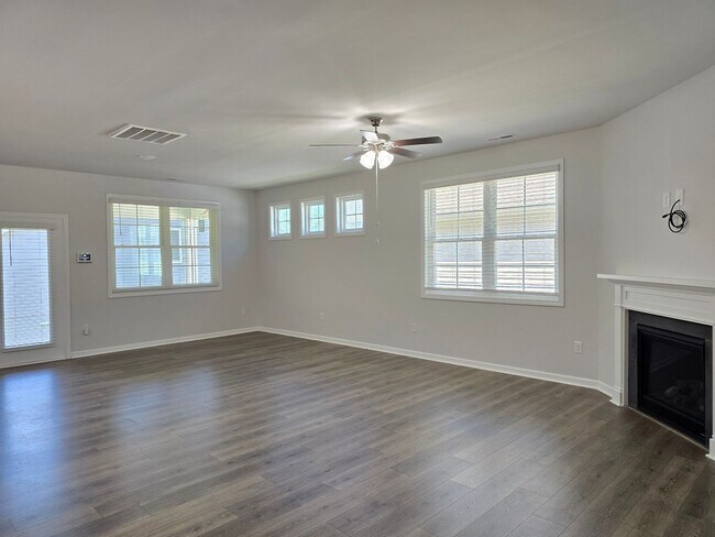 Building Photo - 3 Bedroom / 3 Bath Single Family Home near Brier Creek with 1st floor living!