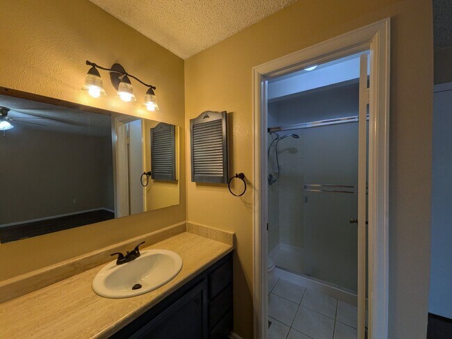 Building Photo - 2128 Beacham Dr
