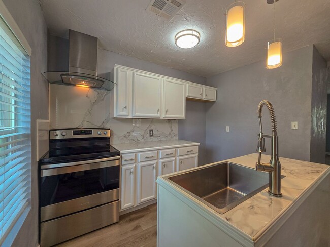 Building Photo - Cute 2 or 3 bedroom 1 bath near OBU