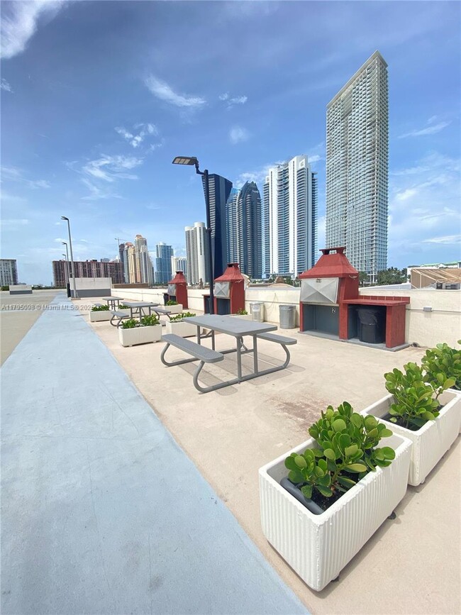 Building Photo - 17021 N Bay Rd