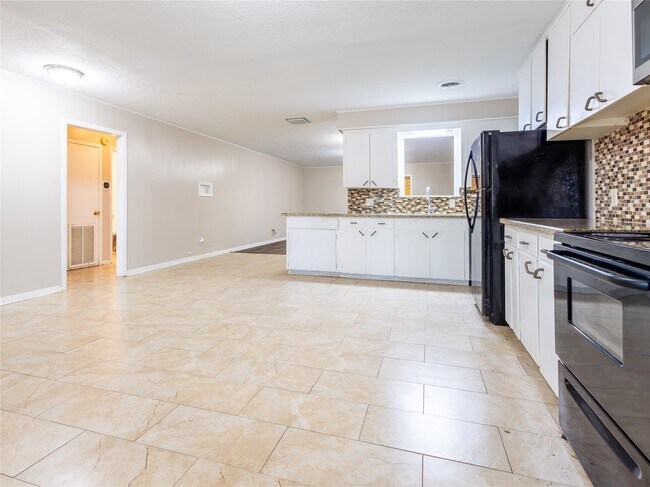 Building Photo - 2728 Encino Ave