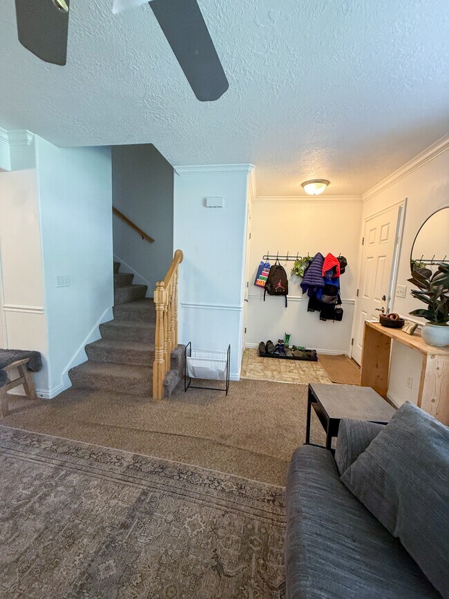 Building Photo - 884 Capital Ave