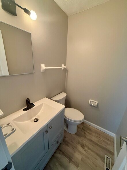 Building Photo - 5584 Chatford Dr