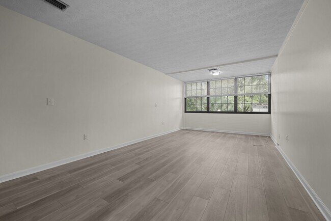 Building Photo - Newly Renovated 2BD/1.5 Bath Condo at Rege...