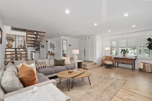 Building Photo - Stunning completely renovated home in Tustin