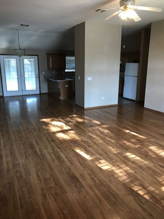 Building Photo - 4 bed 1.5 miles from OU Campus available f...