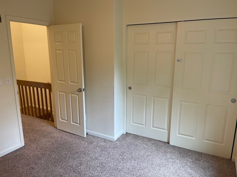 Building Photo - 806 Summer Dr