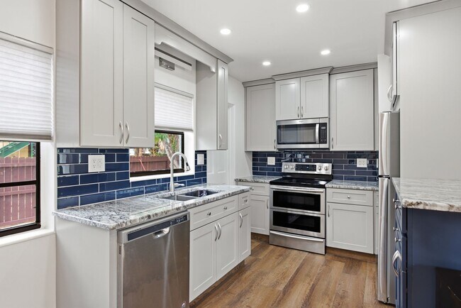 Building Photo - 517 41st Ave S