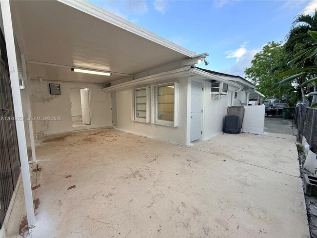 Building Photo - 561 W 39th St