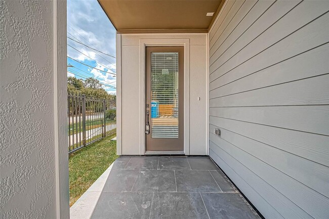 Building Photo - 3038 Live Oak St