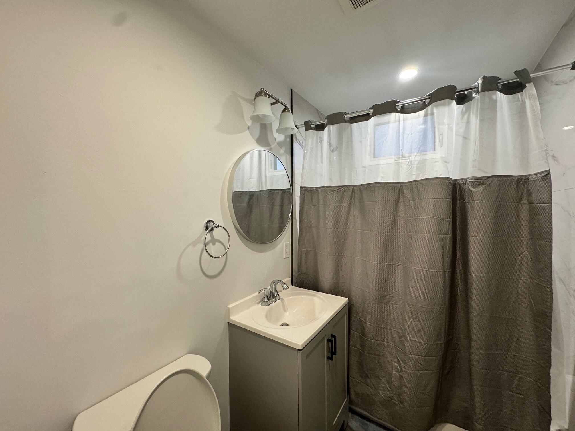 Building Photo - 136 Sharon St