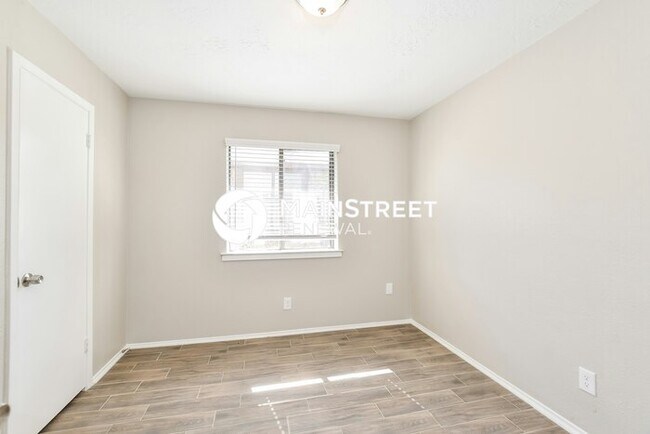 Building Photo - 4 Bedroom Pet-Friendly Home in Mesquite, TX with Main Street Renewal