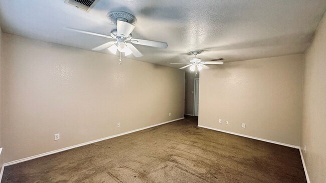 Building Photo - 5 Bedroom Home in Dover Subdivision!