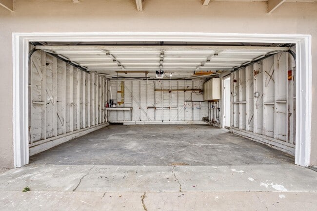 Building Photo - 2047 W Lingard St