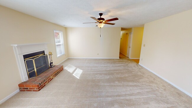 Building Photo - $350 OFF First Month's Rent! 3 Bedroom Upd...