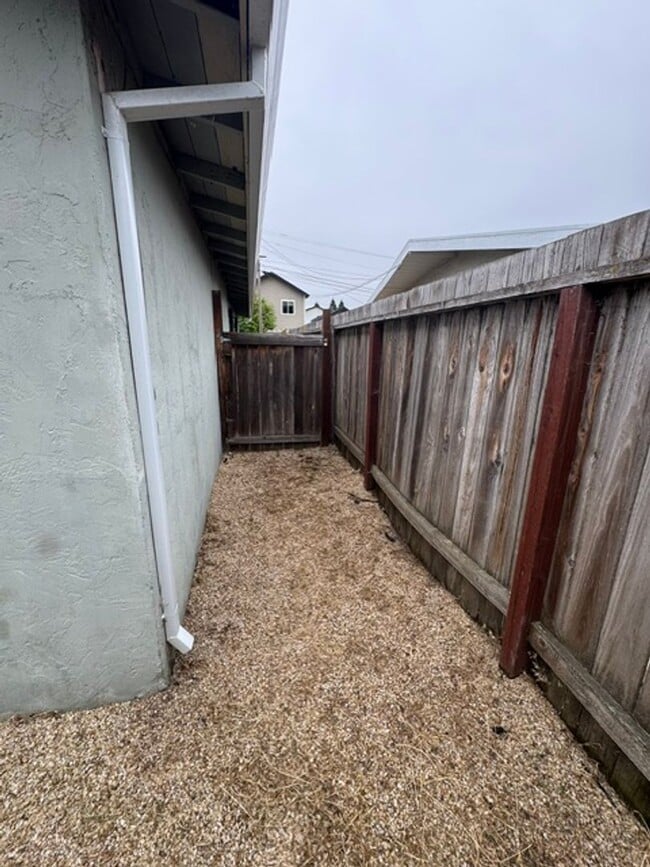 Building Photo - 1211 Mayette Ave