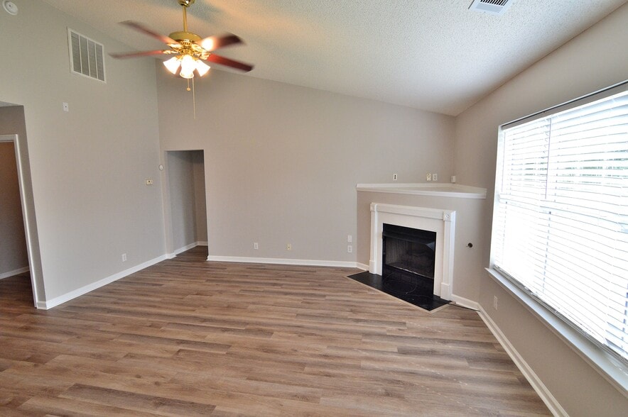 Building Photo - 203 Hawkridge Pl