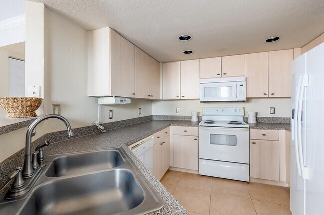 Building Photo - 1801 N Flagler Dr