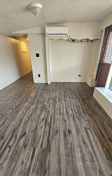 Building Photo - 2120 N Edison Terrace