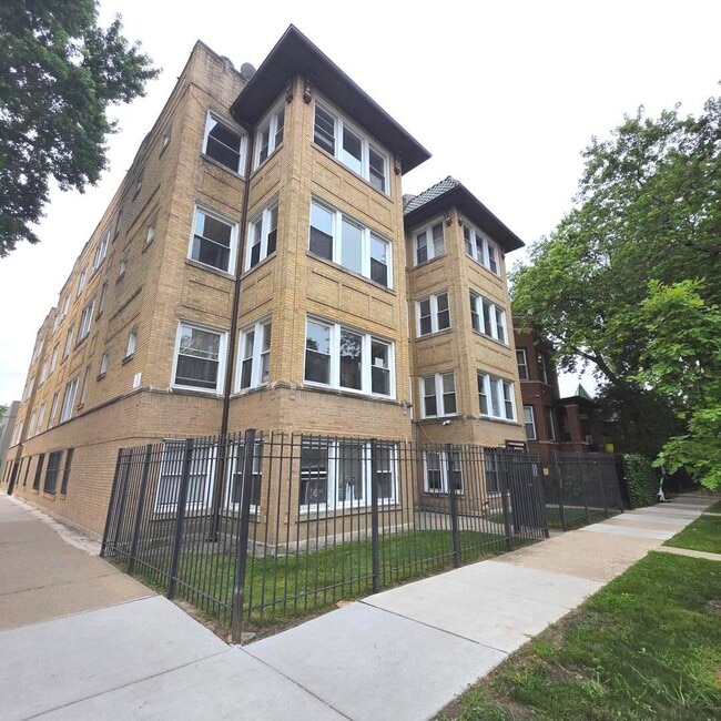 Primary Photo - 3301 W Potomac Ave