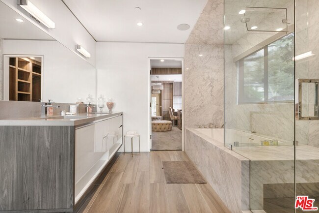 Building Photo - 1717 Sunset Plaza Dr