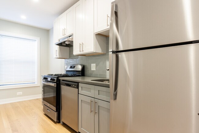 Building Photo - 520 W Cornelia Ave