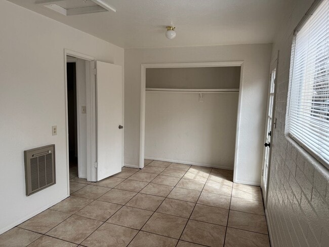 Building Photo - Price Reduced!! 2 bed 1 Bath - Contact Property Pros