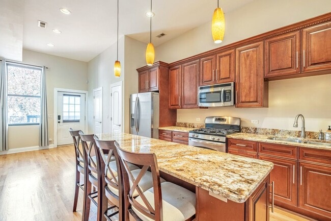 Building Photo - 2140 W Monroe St