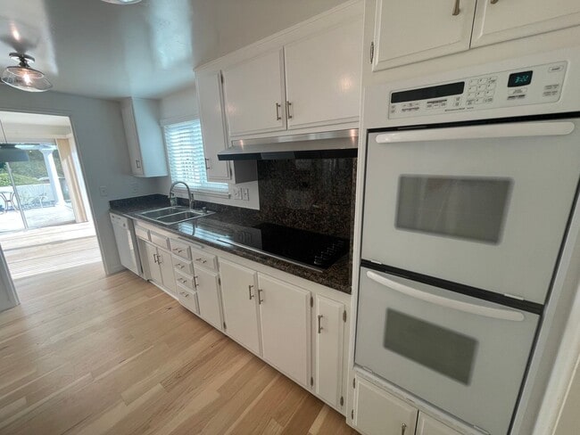 Building Photo - Awesome home on massive lot, 55+ community