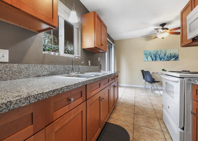 Building Photo - 718 N Floral St