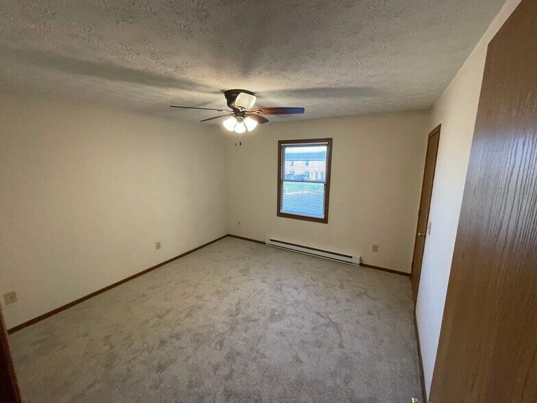 Building Photo - 1535 Hawk Cir