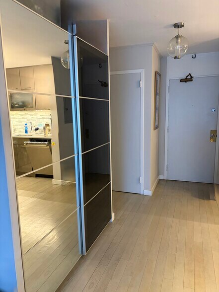 Building Photo - 129 E Bellevue Pl