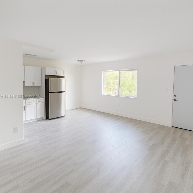 Building Photo - 1280 W 54th St