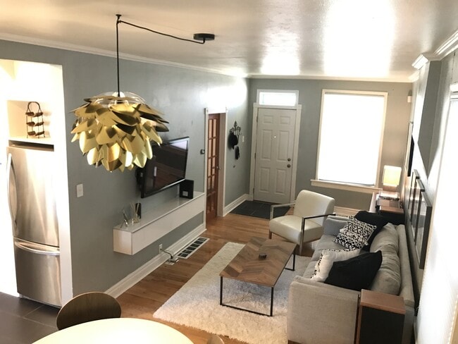 Building Photo - Bright and Cozy 2-Bedroom in Sunnyside wit...